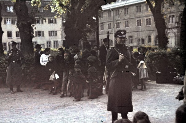 Deportaion of Roma by Germans attribution 1940 German archives